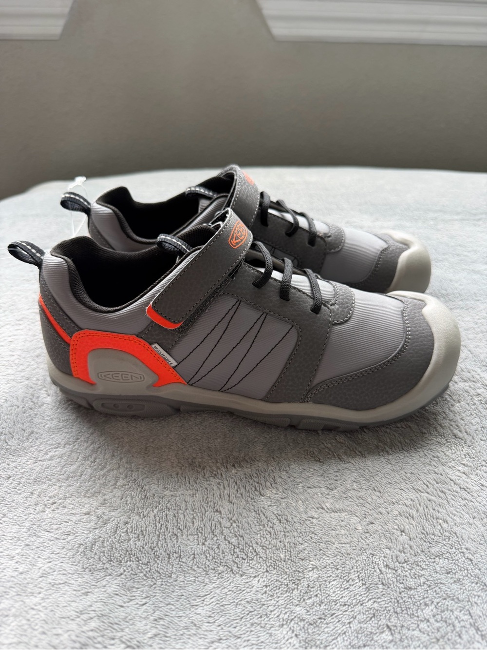 KEEN Kids Gray and Orange Low-Top Sneaker